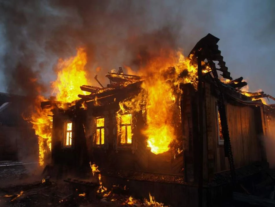 {Сонник — пожежа: до чого сниться уві сні пожежа у себе в будинку, квартирі,  в чужому, батьківському домі, на роботі, школі, лісі, кладовище? До чого  сниться горить літак, машина, будинок, чоловік, дитина,}