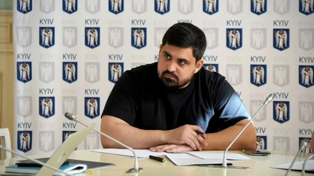 {Начальник КМВА Тимур Ткаченко (Мамедов) бідний як церковна миша. Живе у  орендованій квартирі, їздить на орендованій машині. Судячи з декларацій,  п